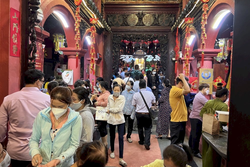 The Jade Emperor Pagoda becomes especially lively on the 1st and 15th days of the lunar calendar